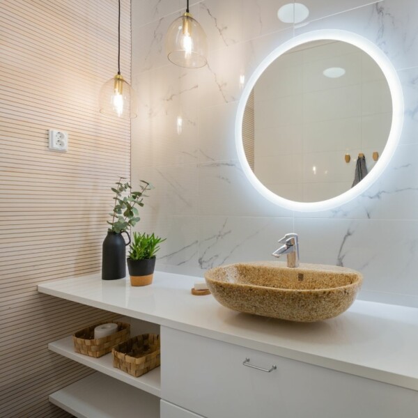 The KOO4 birch panel in the bathroom brings natural warmth and modern depth to the space. Thanks to its three light bands, the panel creates a beautiful rhomboidal look that complements the calm and modern atmosphere of the bathroom. Designed by Kari Lappalainen, the top Finnish design ensures a durable and impressive finish that is suitable for demanding spaces such as bathrooms.