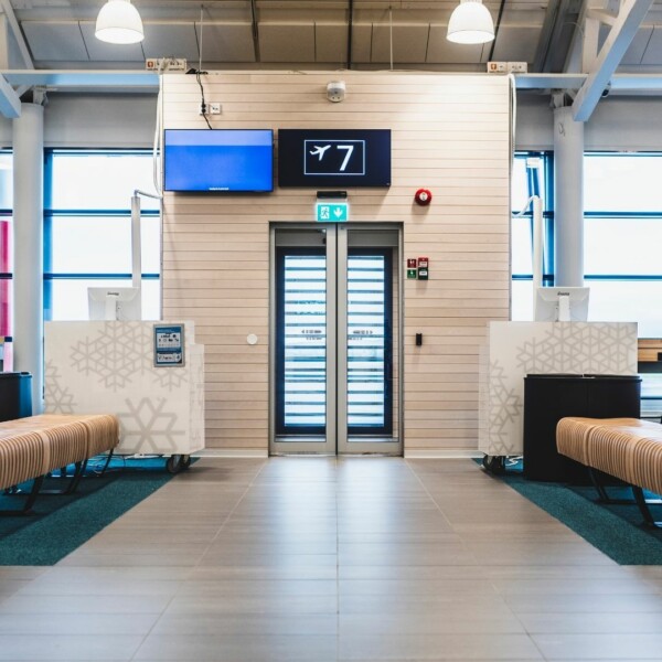 The knock-out panel on the airport wall gives the space a modern and streamlined look. The panel's classic surface creates a clean and timeless look that is perfect for public spaces such as airports. The Finnish design ensures a durable and aesthetic finish.